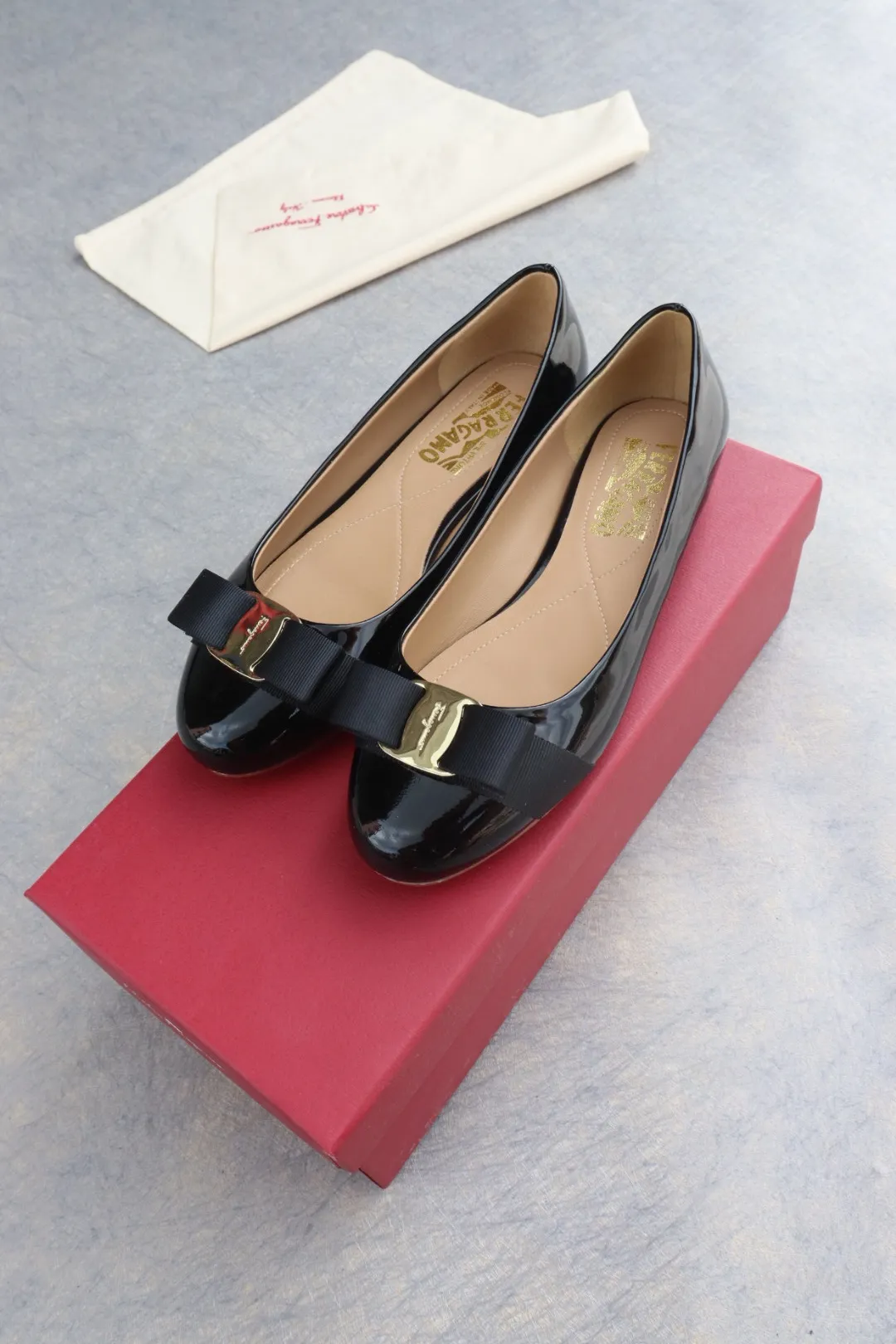 Factory direct sales p480🐘🐘Women's shoes Women's clothing Women's shoes Women's clothing Salvatore Ferragamo SF classic model🌪 Heel height: flat (leather buckle) Upper: imported cow patent leather🌹 Lining: sheepskin Feet: sheepskin Code number: 35-39 standard code [34, 40, 41 codes can be customized]